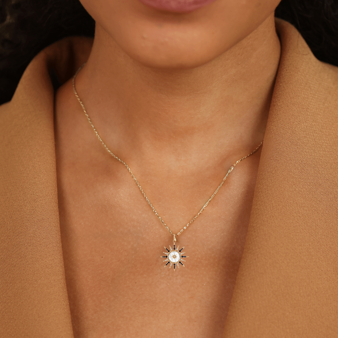 Collier avec pendentif en nacre et saphir