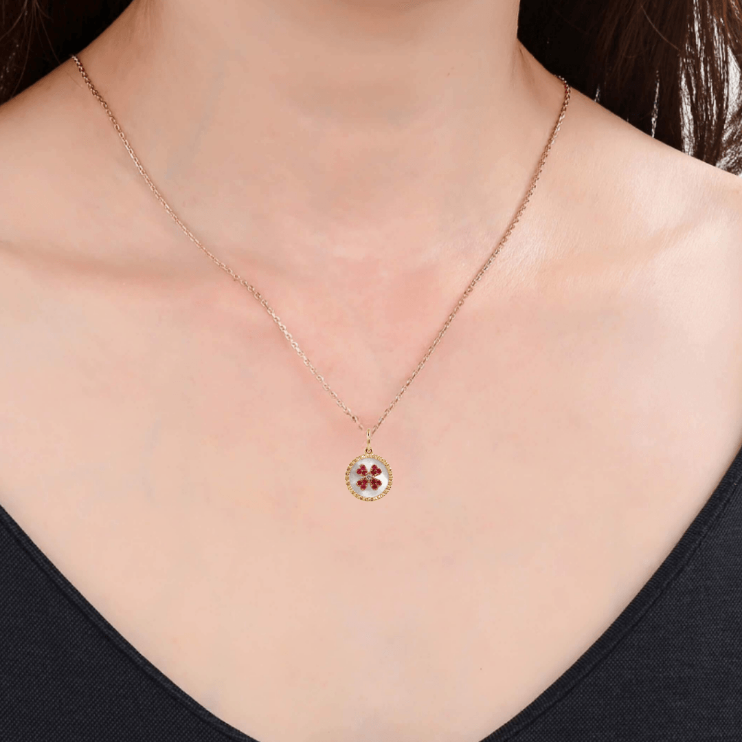 Collier avec pendentif en nacre et rubis en forme de trèfle