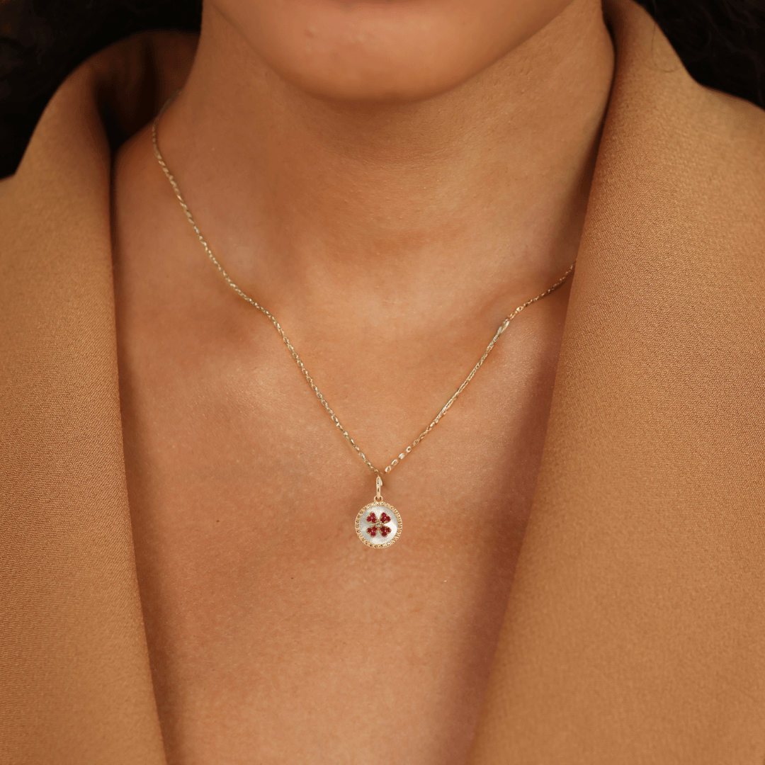 Collier avec pendentif en nacre et rubis en forme de trèfle
