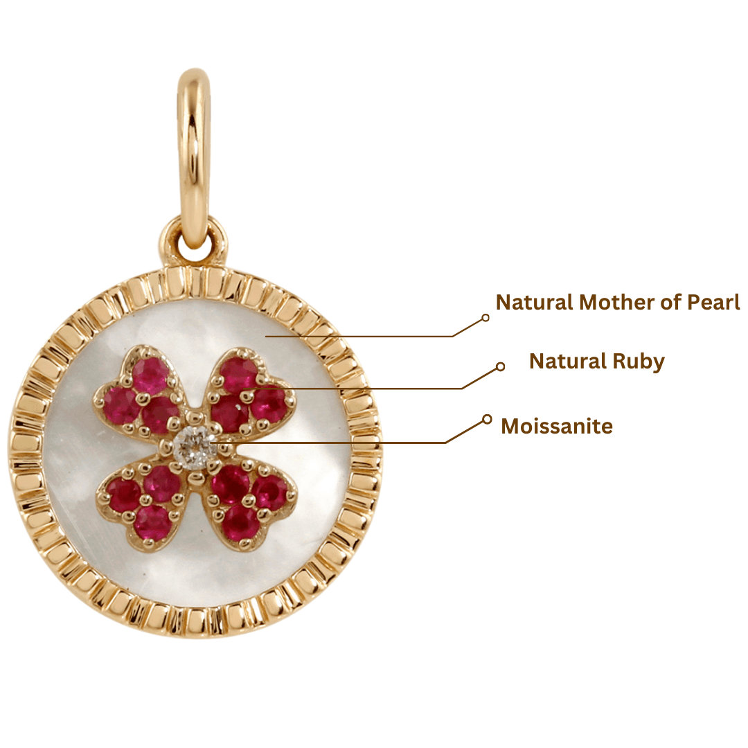Collier avec pendentif en nacre et rubis en forme de trèfle