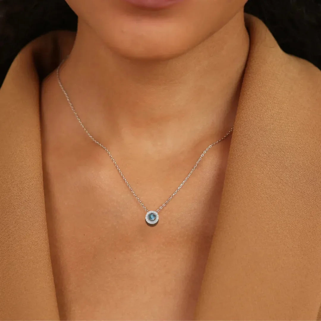 Collar de piedra danzante con topacio azul natural