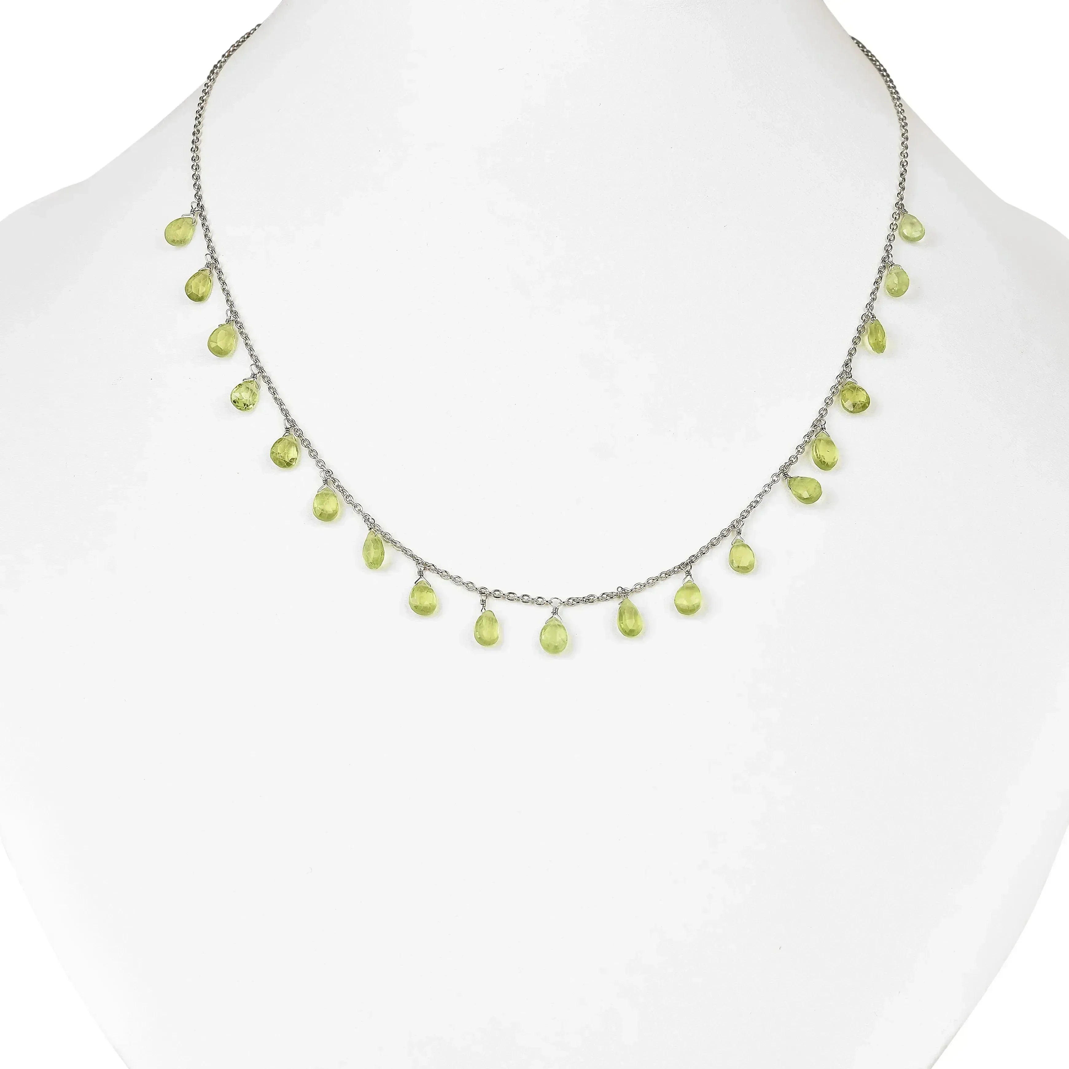 Delicado collar de peridoto en capas