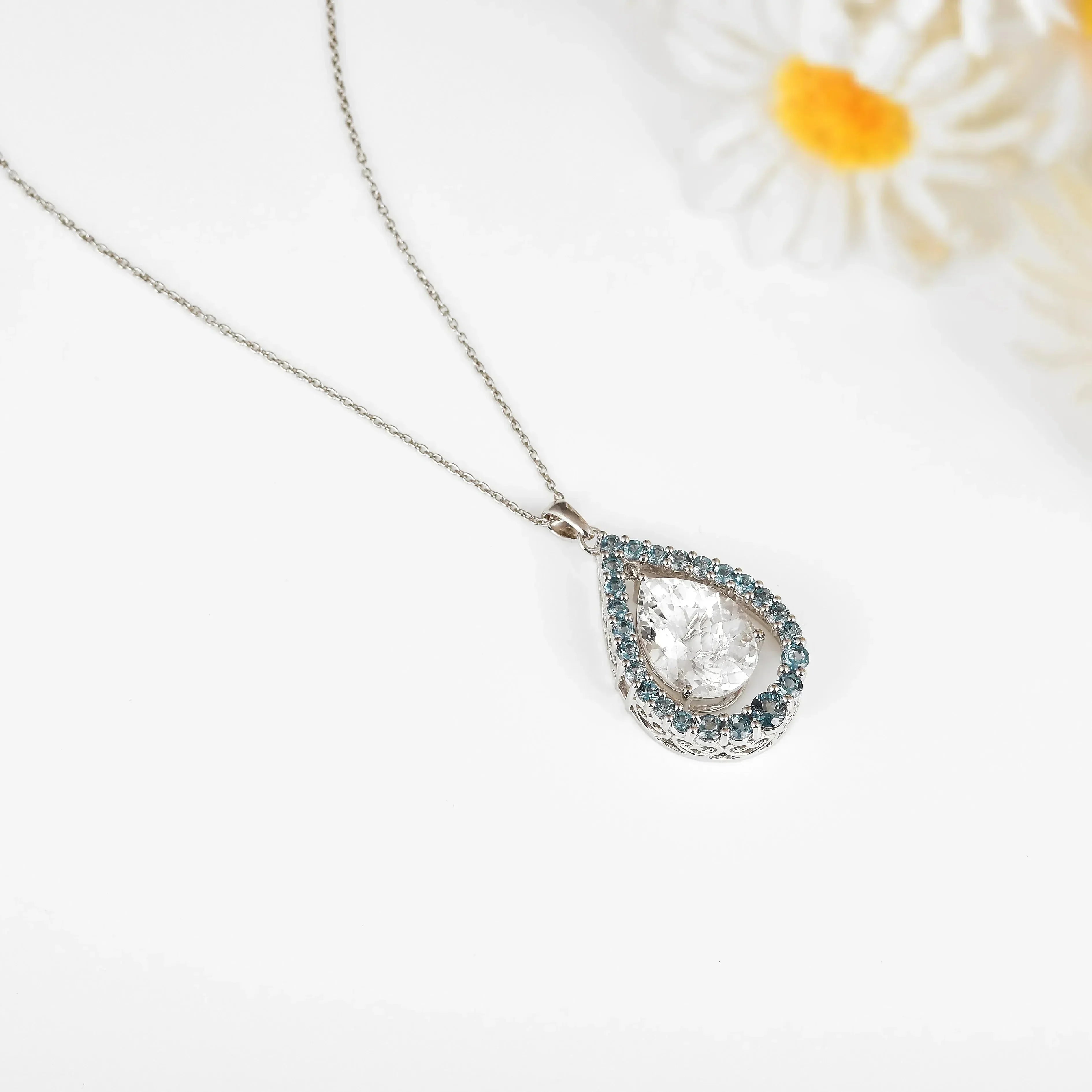 Collar de topacio blanco natural con forma de lágrima y topacio azul