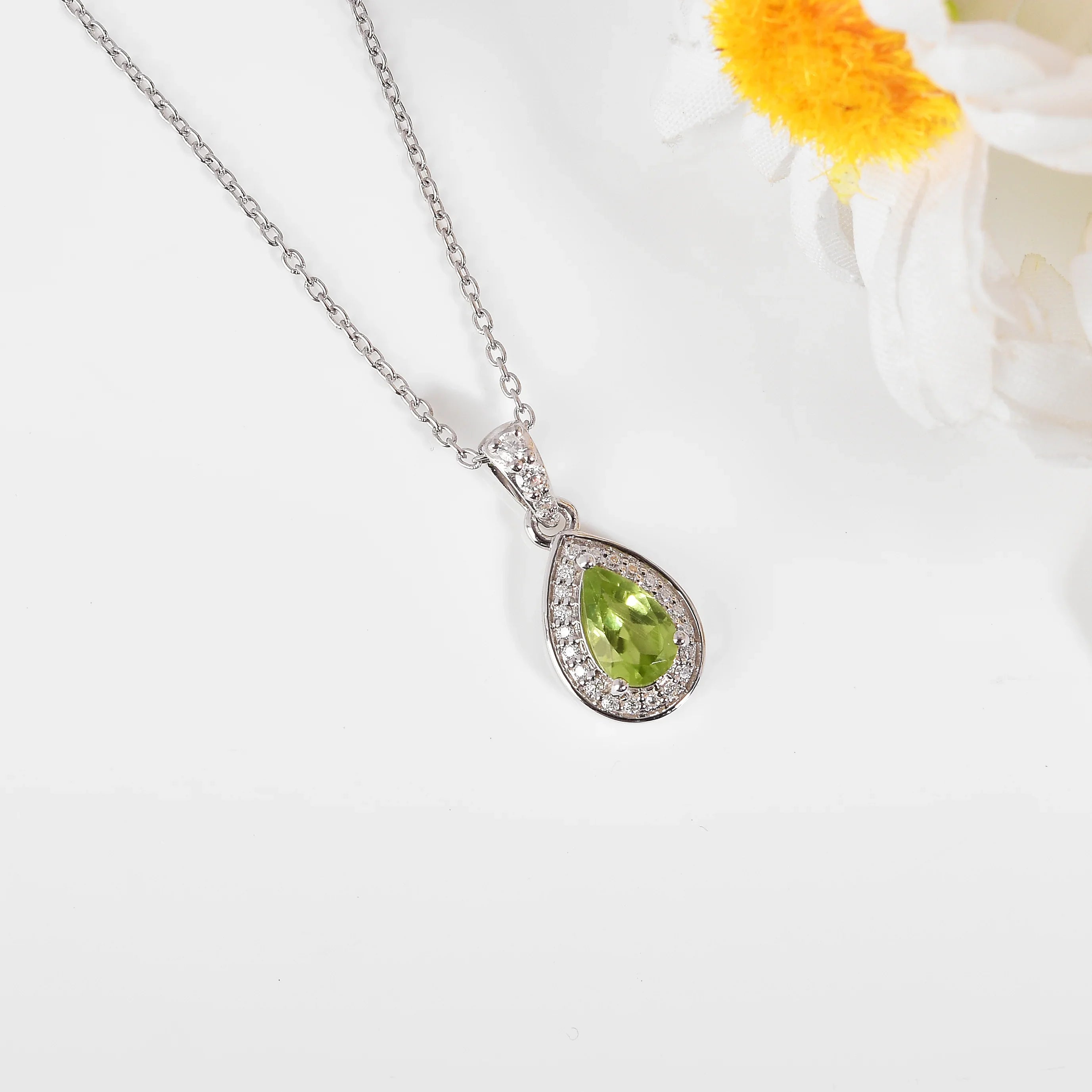 Collar con colgante de peridoto natural en forma de lágrima y halo