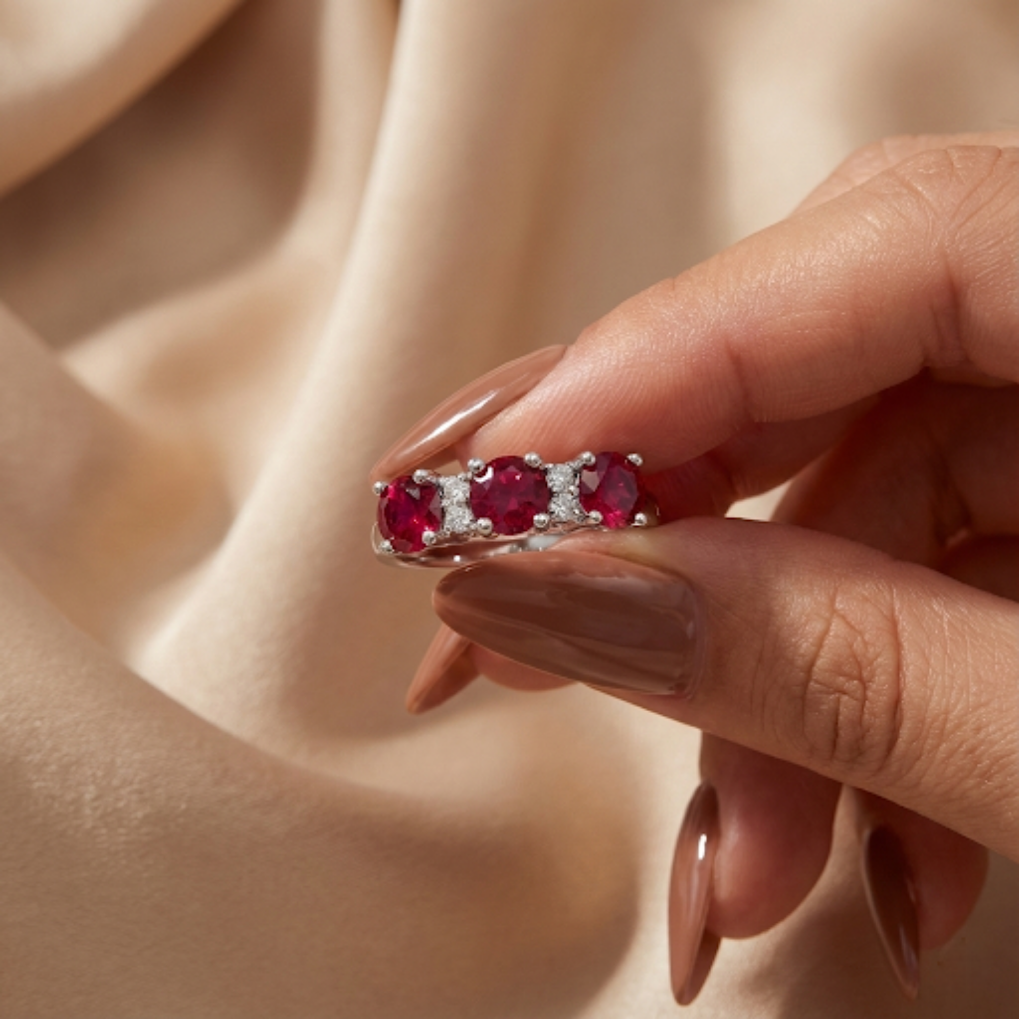 Anillo de tres piedras con rubí