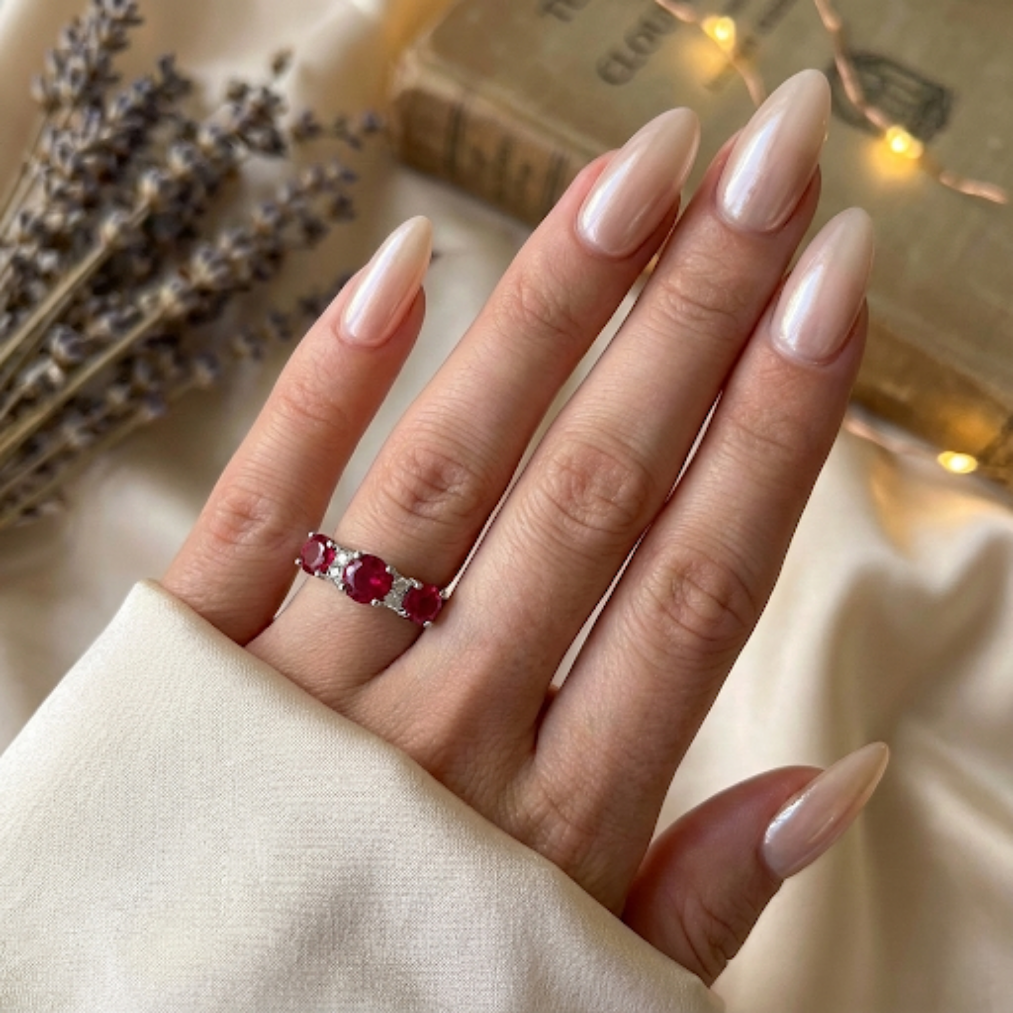 Anillo de tres piedras con rubí