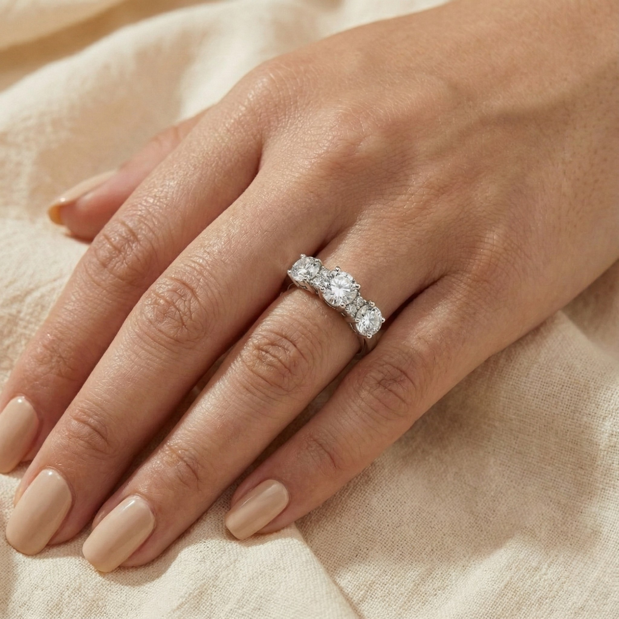 Bague à trois pierres avec topaze blanche