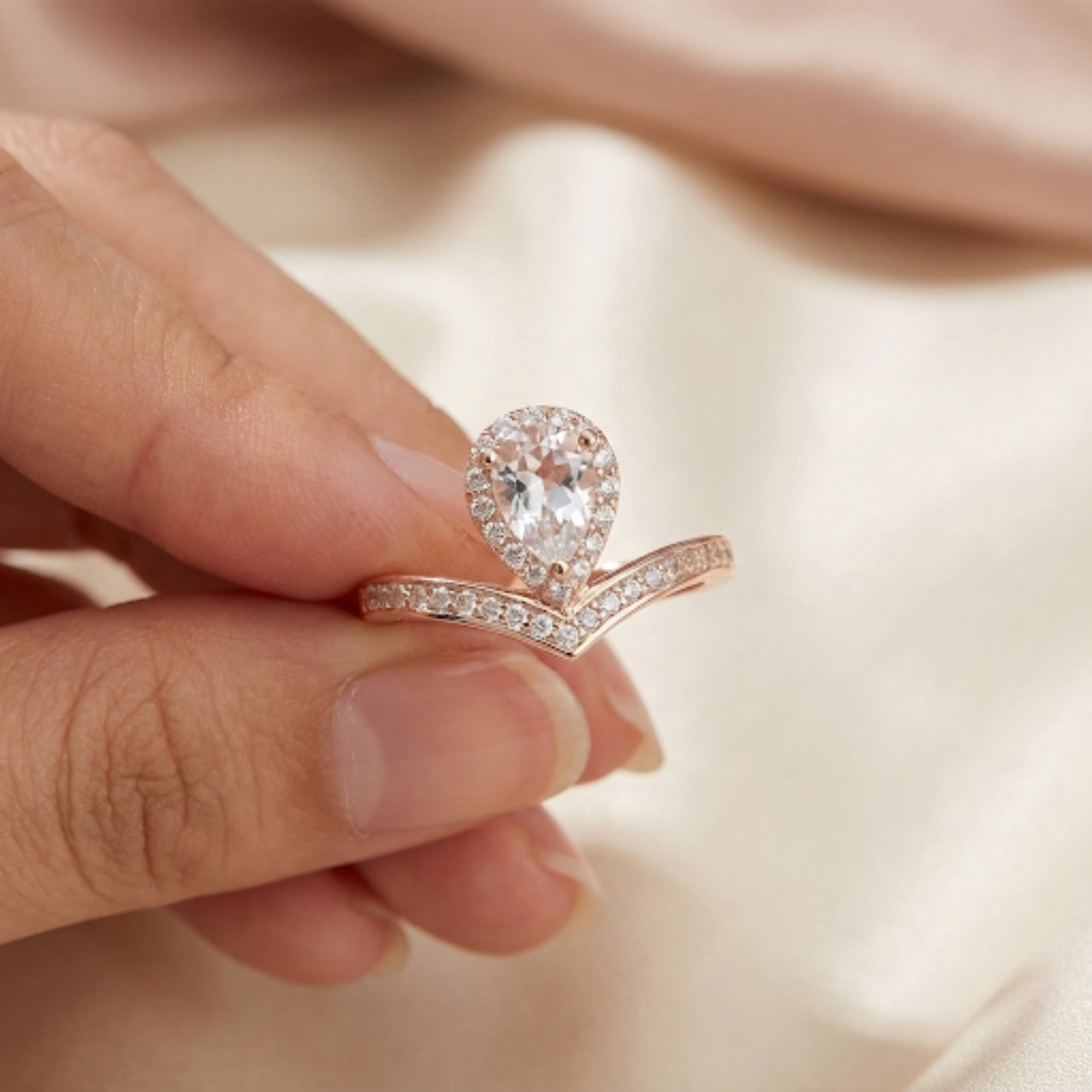 Anillo de lágrima con topacio blanco