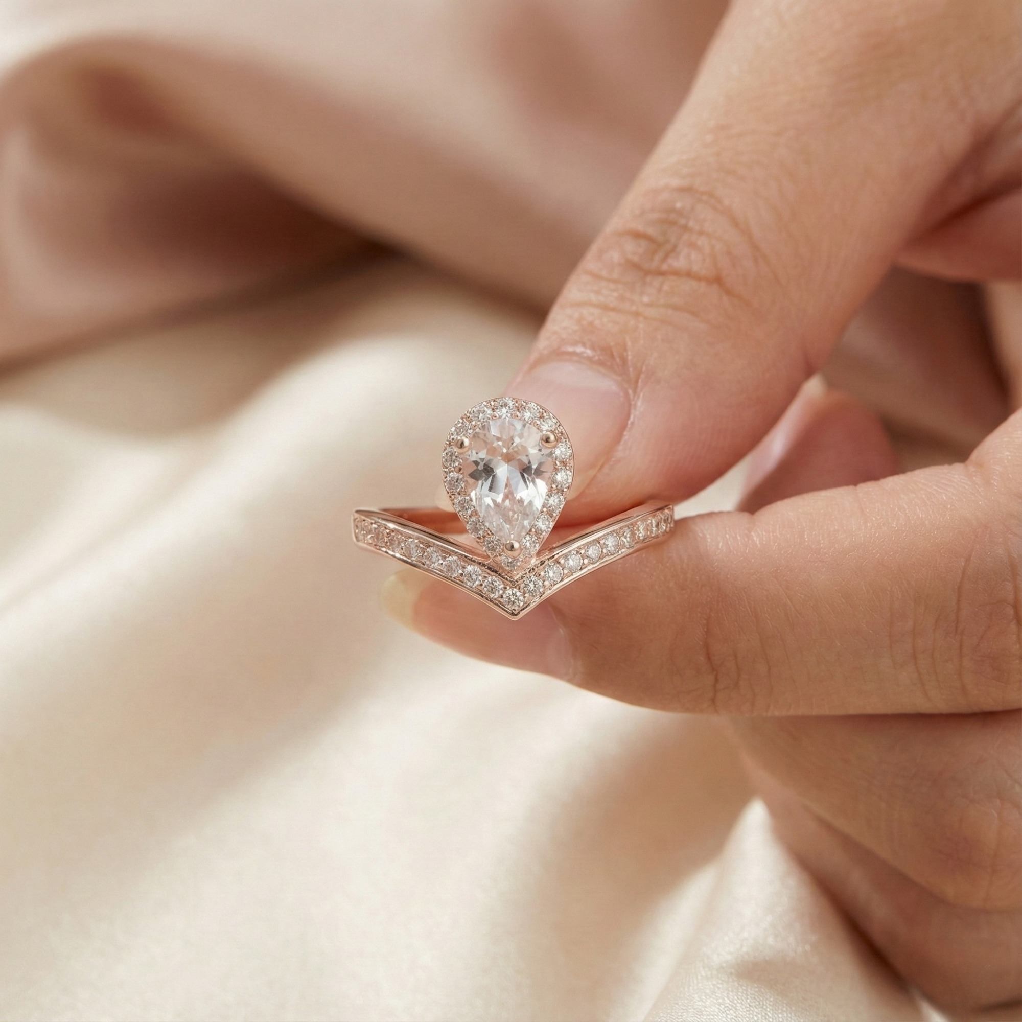 Anillo de lágrima con topacio blanco