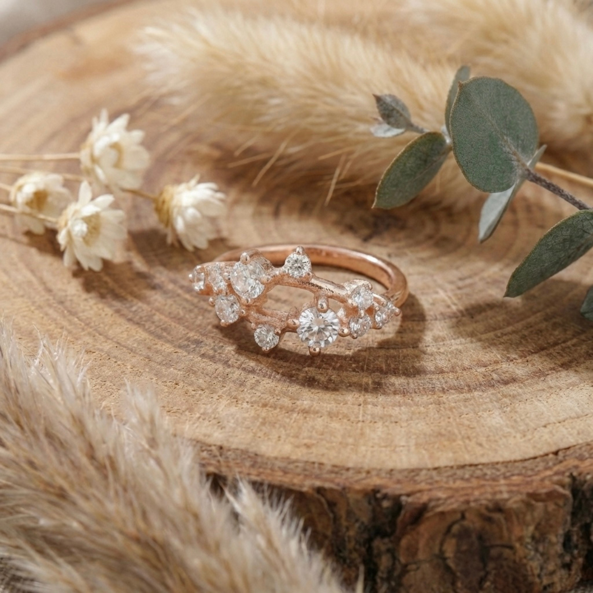 Anillo de racimo de zafiro blanco