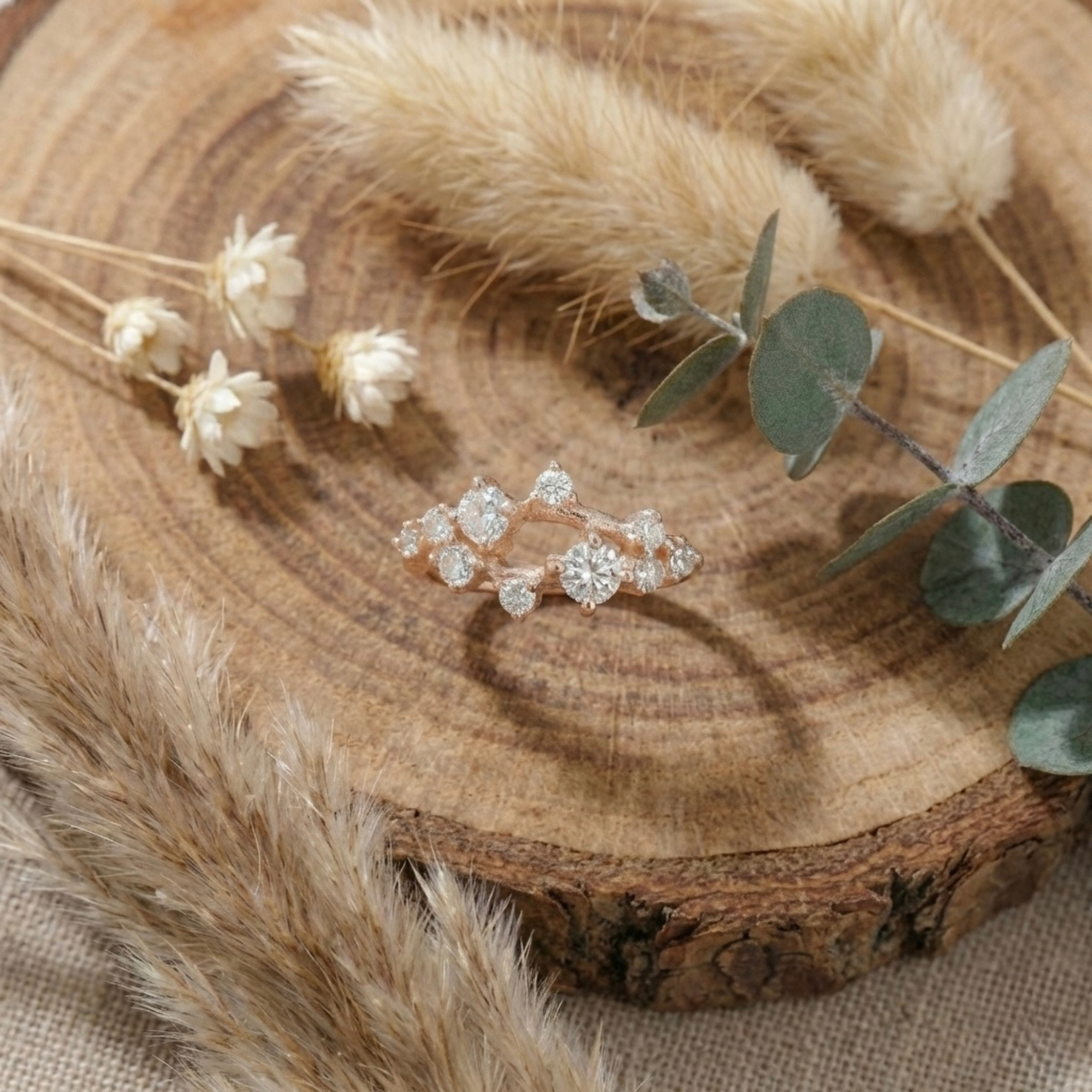 Anillo de racimo de zafiro blanco