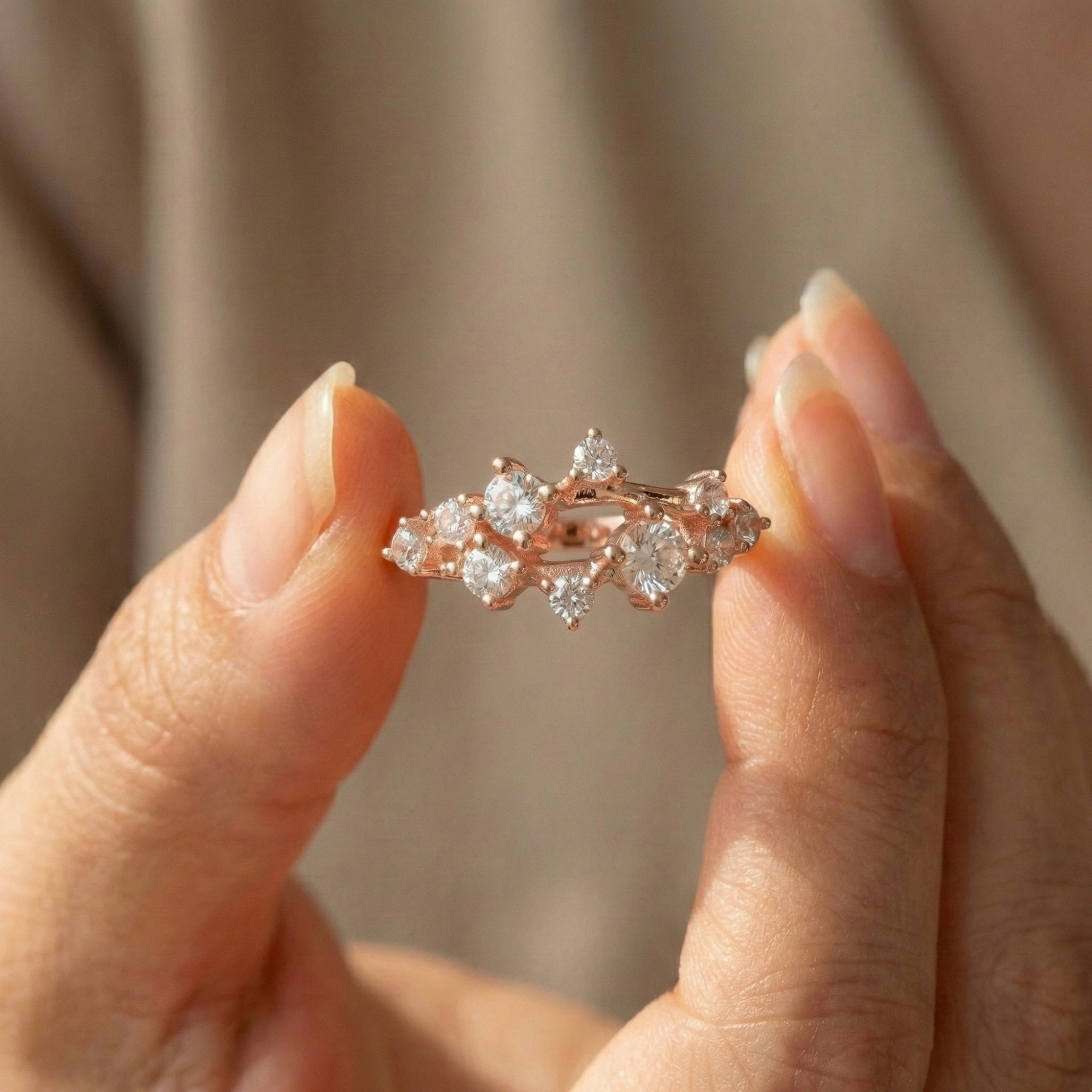 Anillo de racimo de zafiro blanco