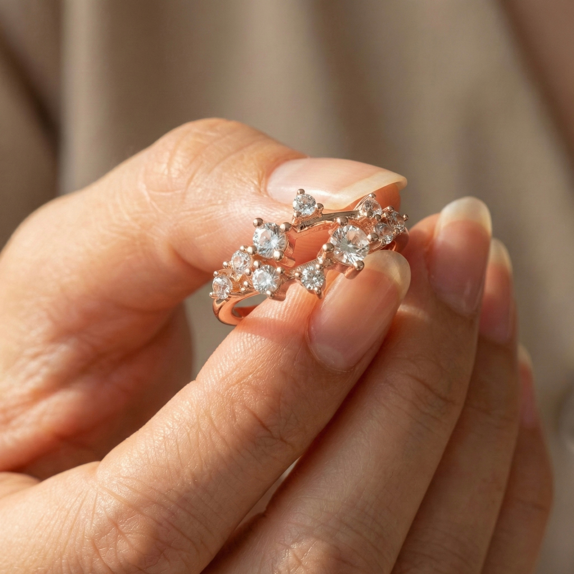 Anillo de racimo de zafiro blanco