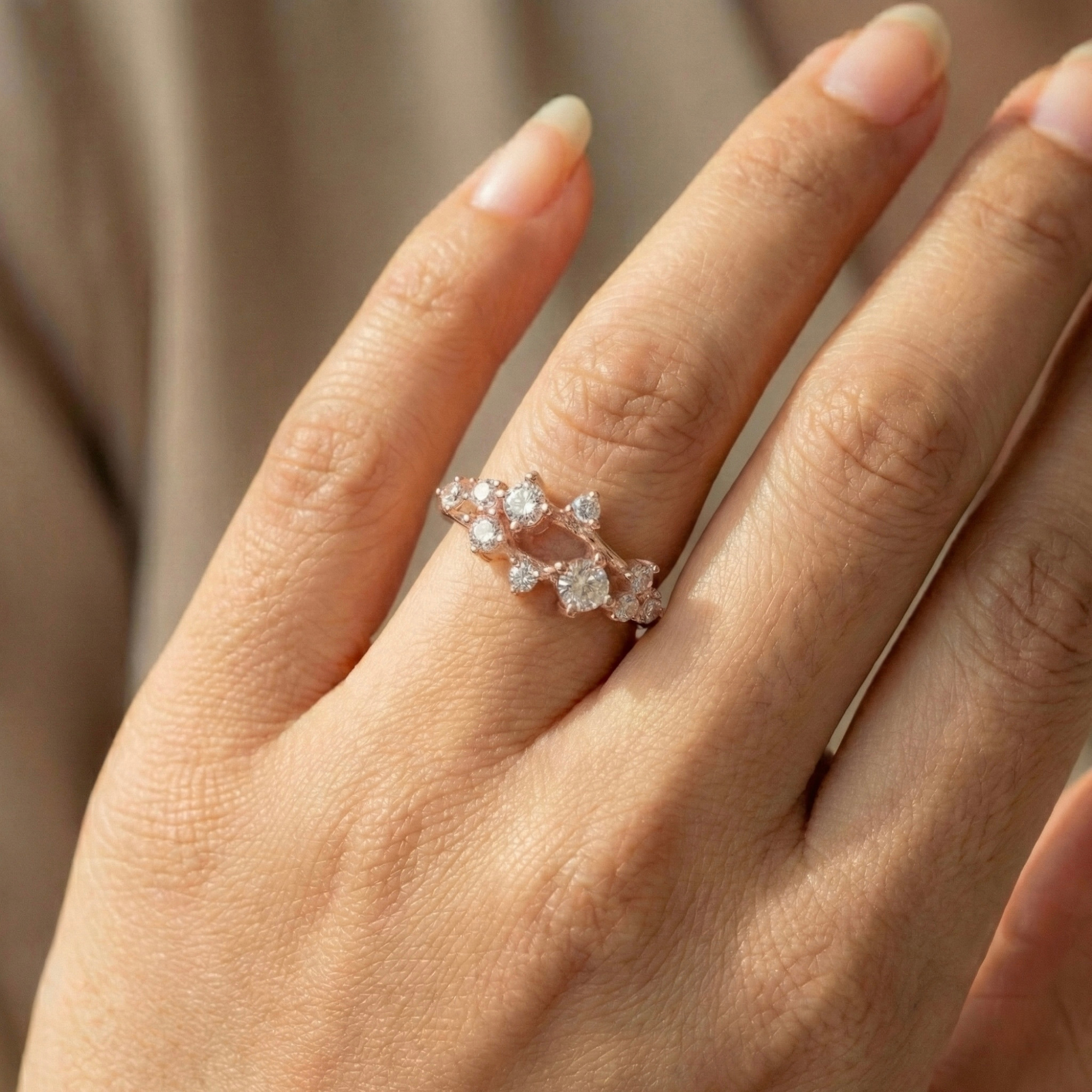 Anillo de racimo de zafiro blanco