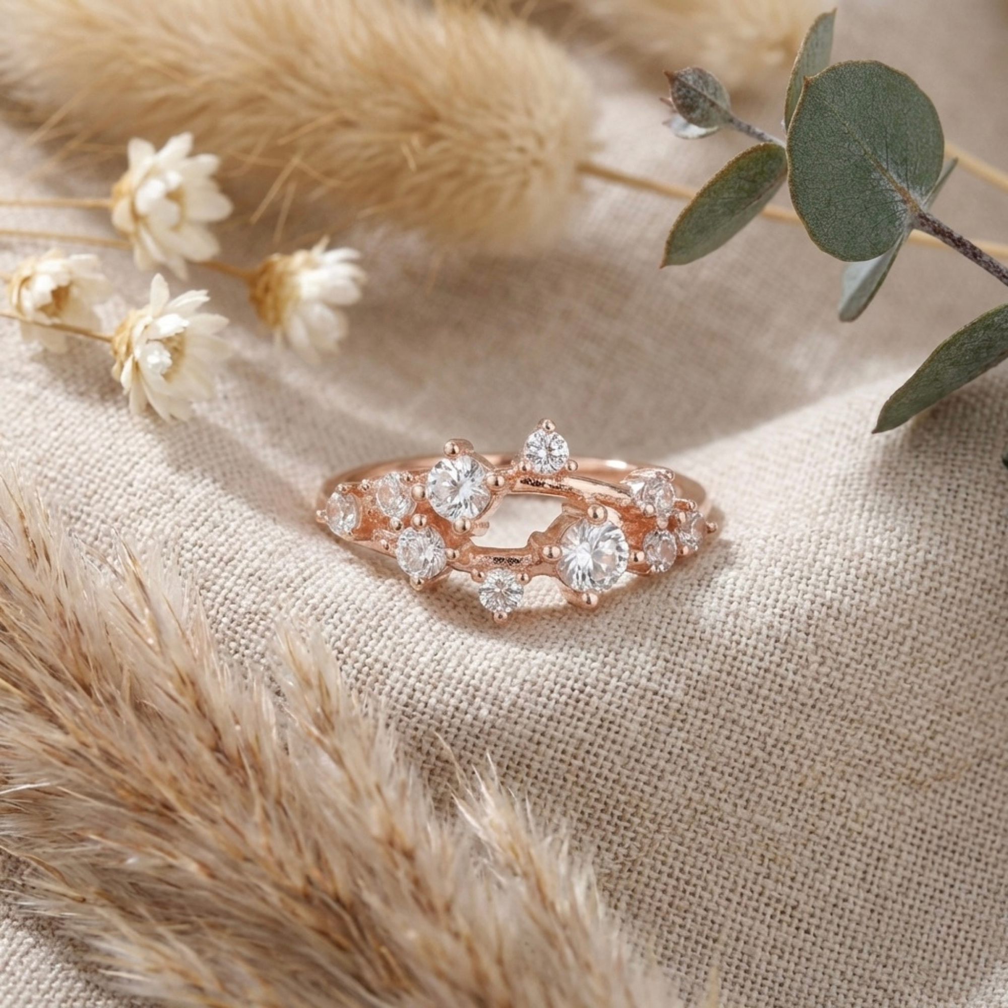 Anillo de racimo de zafiro blanco