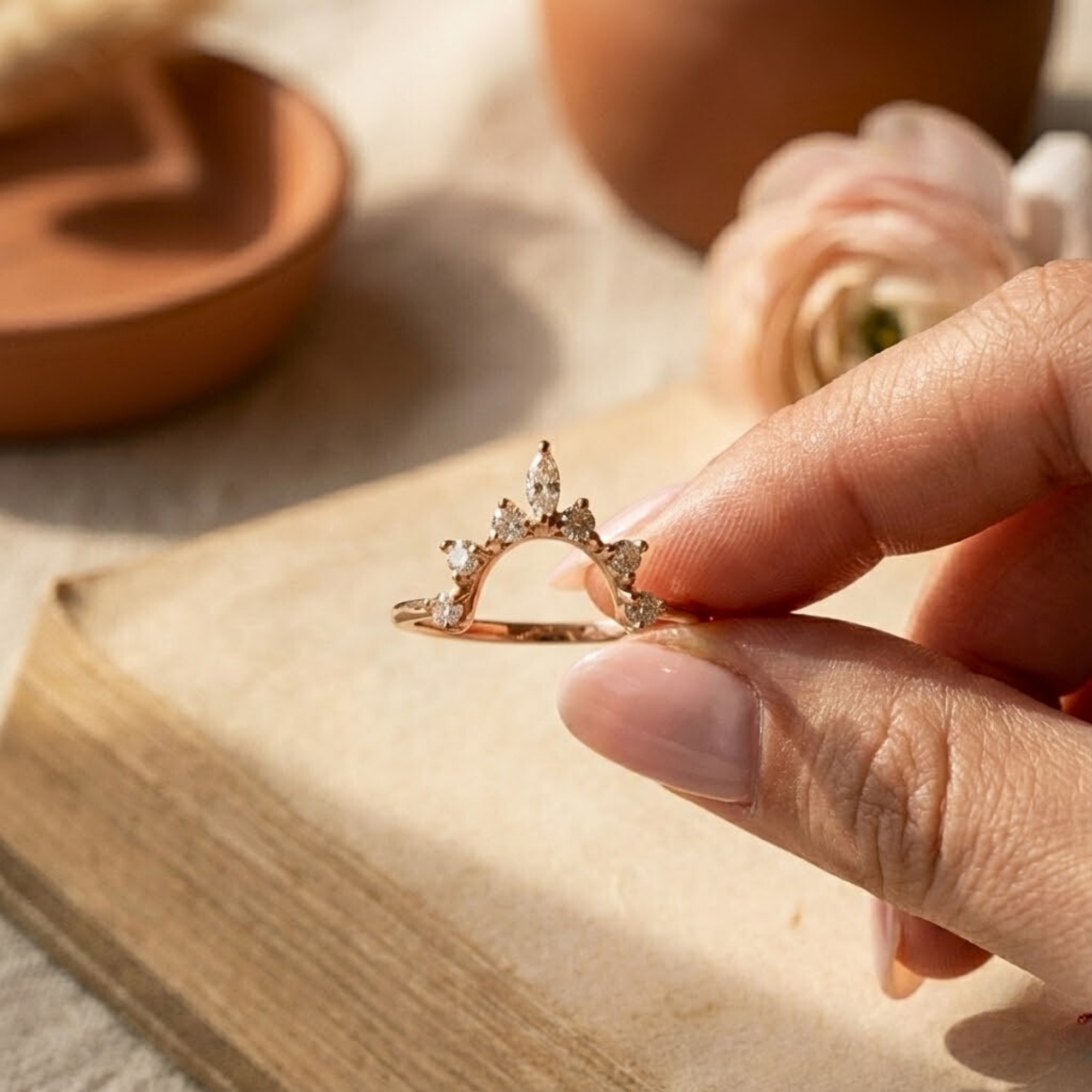 Anillo tiara con zafiro blanco y forma de estrella