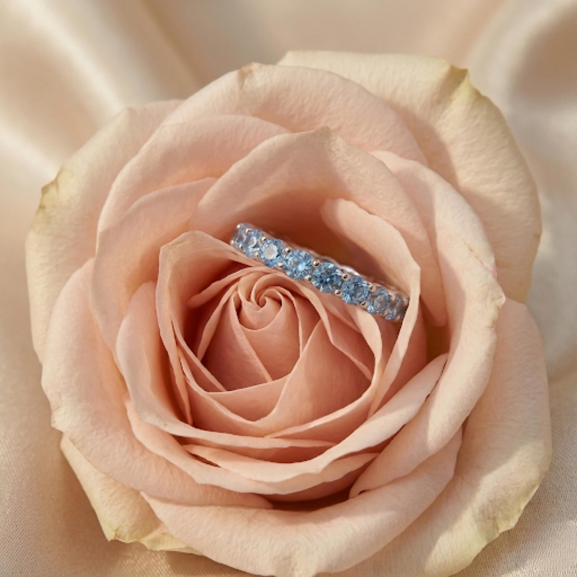 Bague demi-éternité en alexandrite