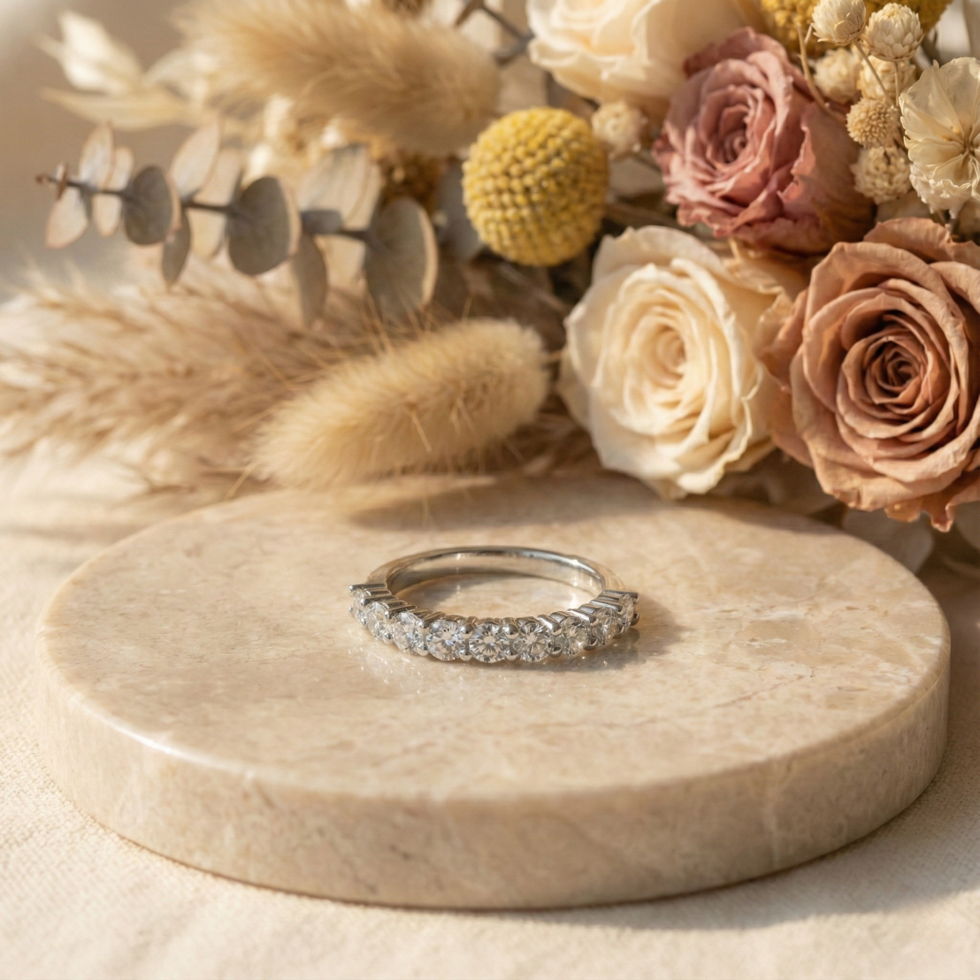 Anillo de moissanita con banda de eternidad de media eternidad