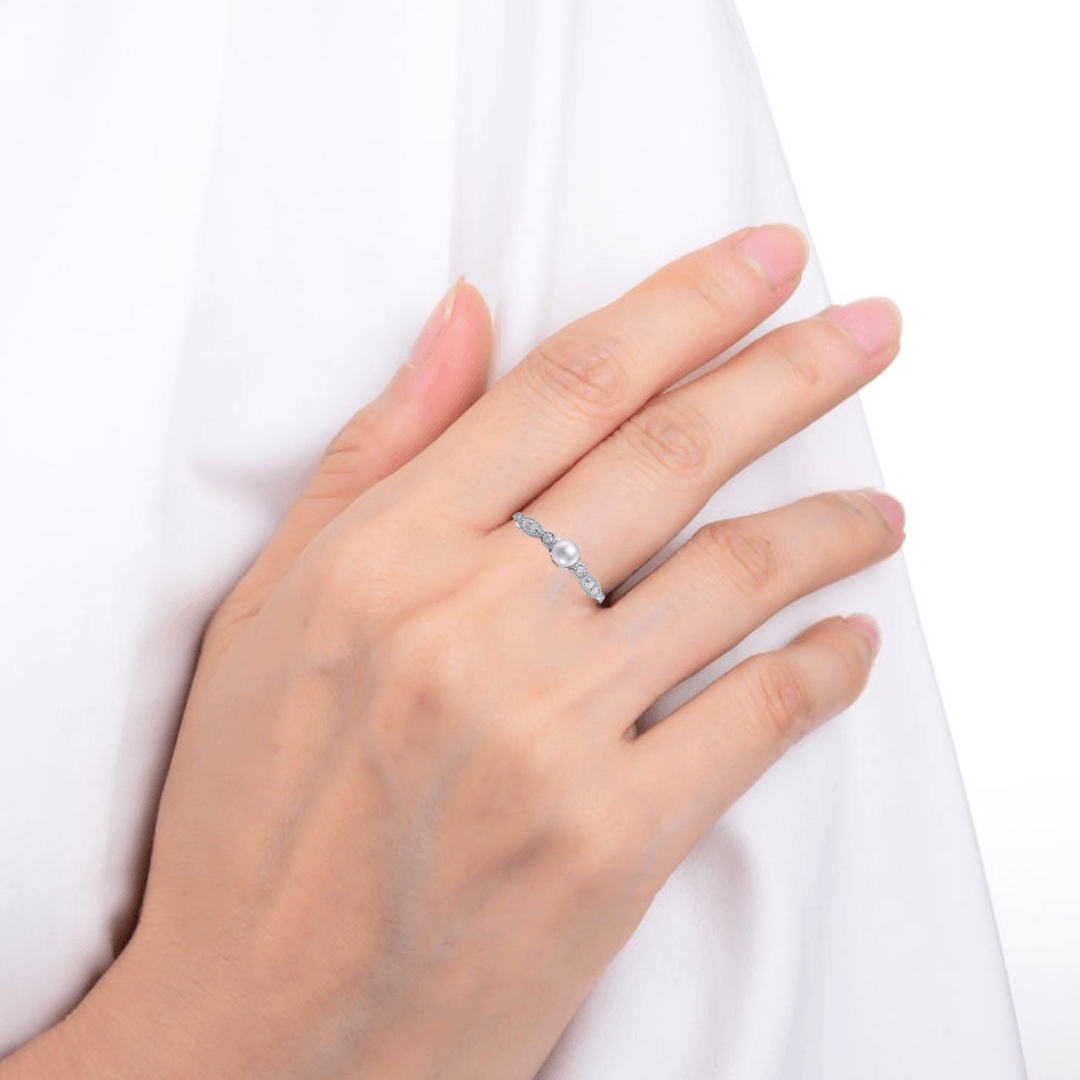 Model wearing pearlnring, model in white pearl, elegant pearl ring, pearl jewelry