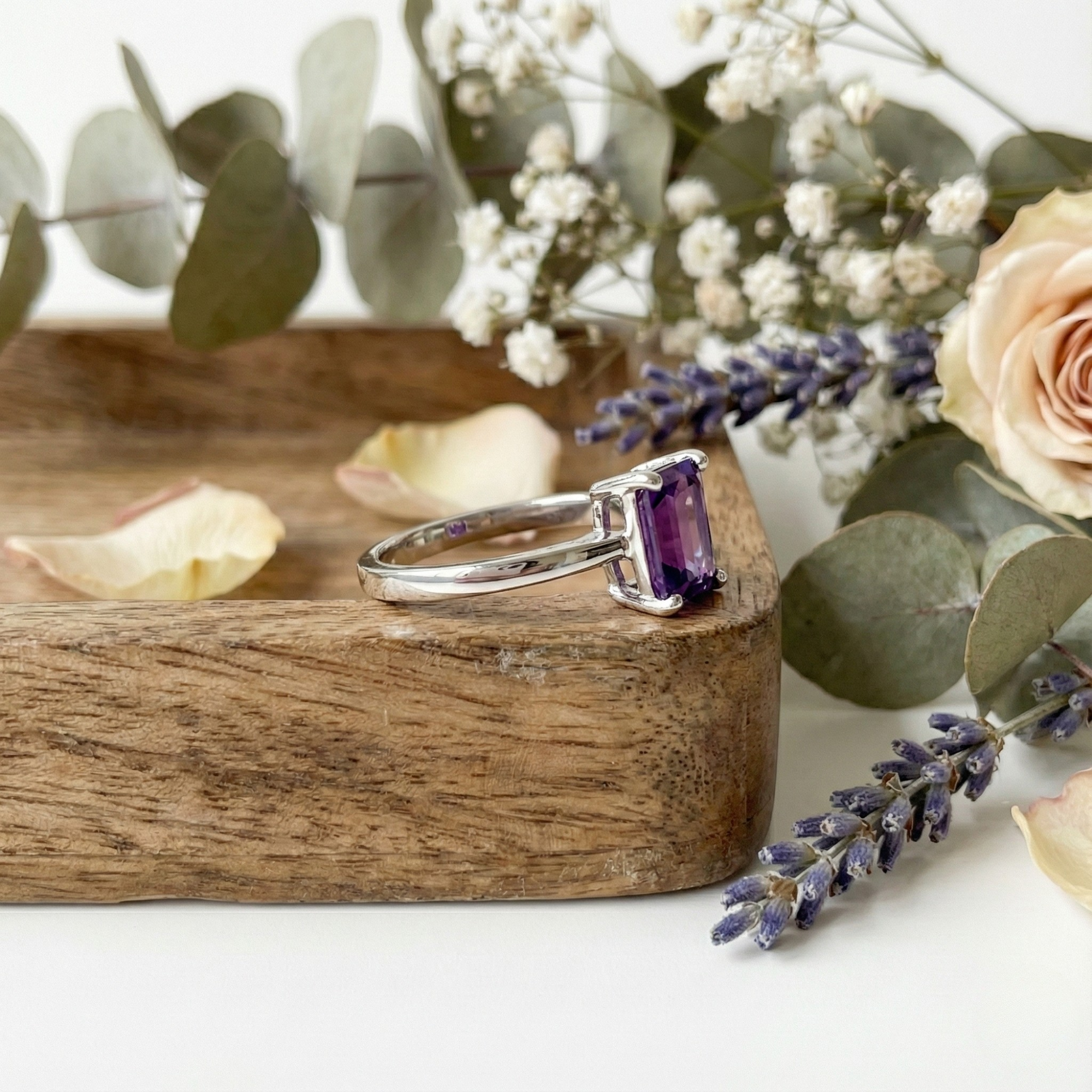 Anillo solitario de amatista con corte esmeralda