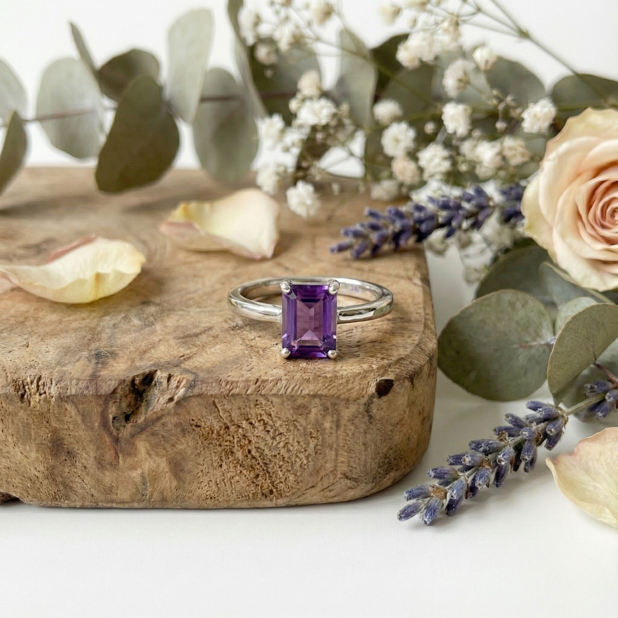 Anillo solitario de amatista con corte esmeralda