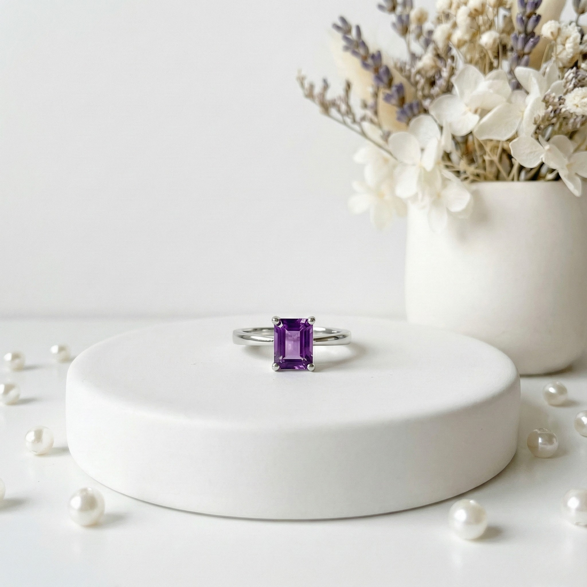 Anillo solitario de amatista con corte esmeralda