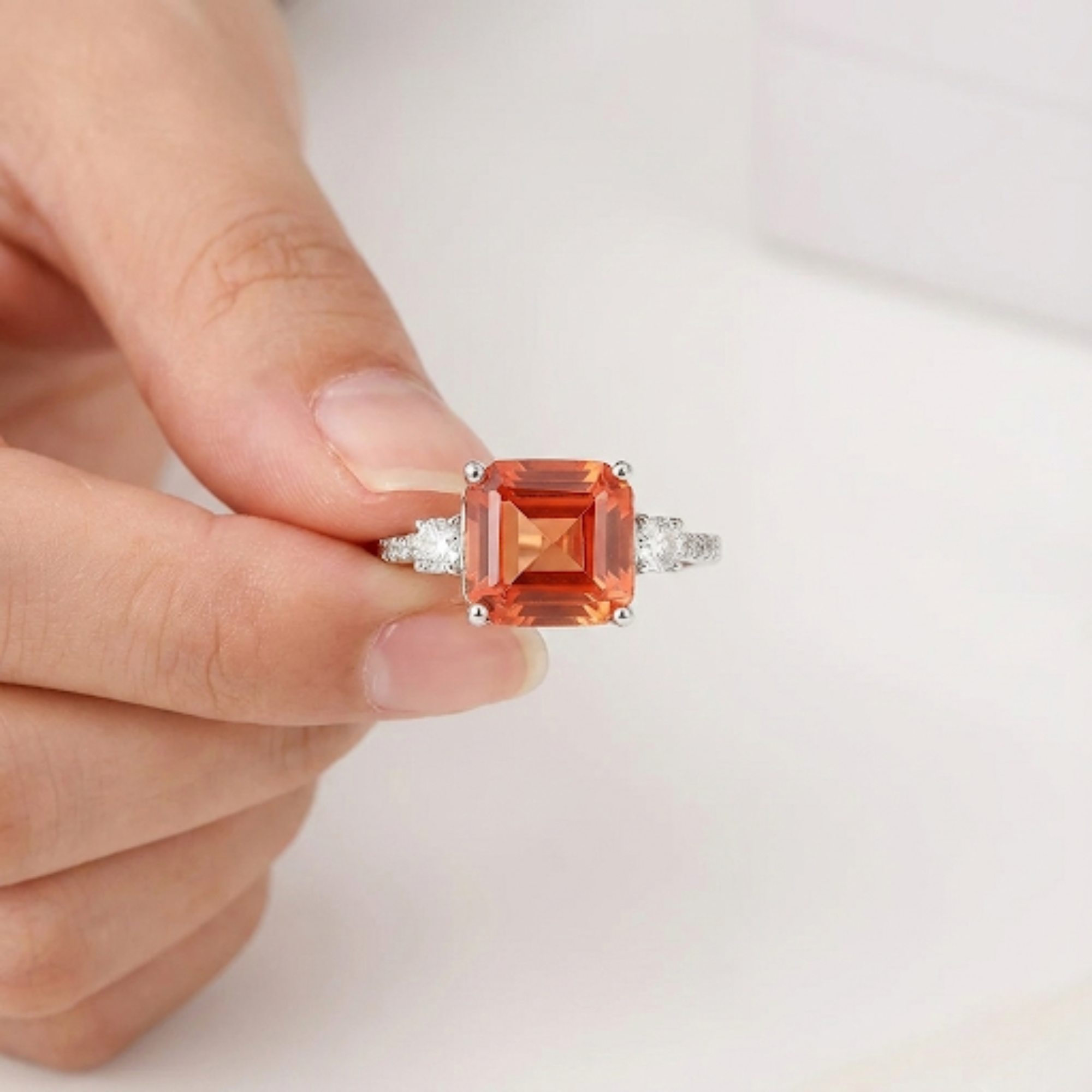 Bague à trois pierres avec saphir pêche