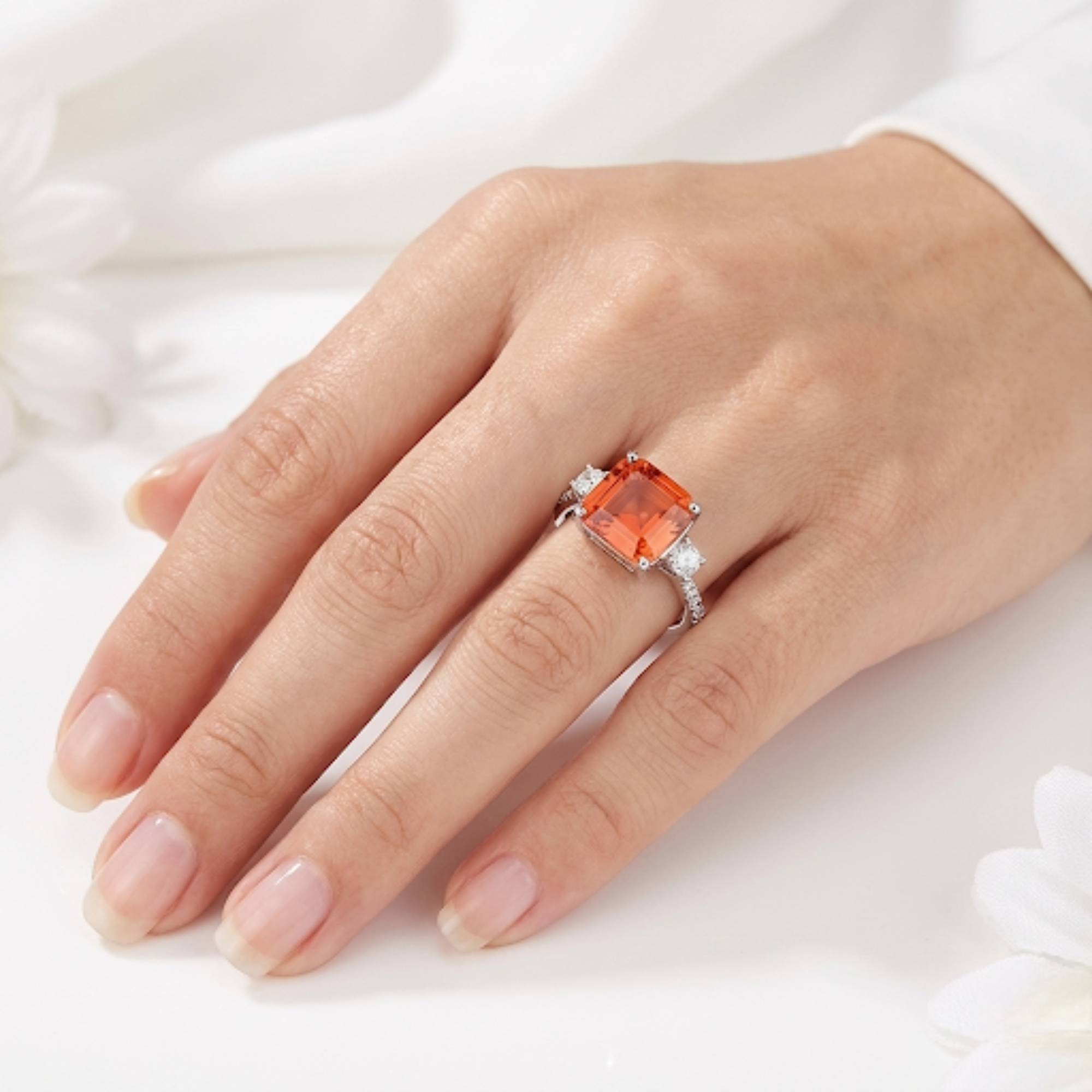 Anillo de tres piedras con zafiro color melocotón