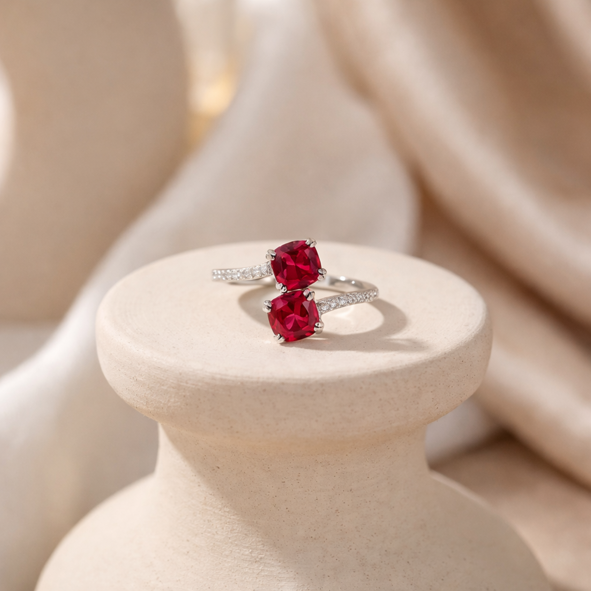Anillo de dos piedras con derivación de rubí cultivado en laboratorio