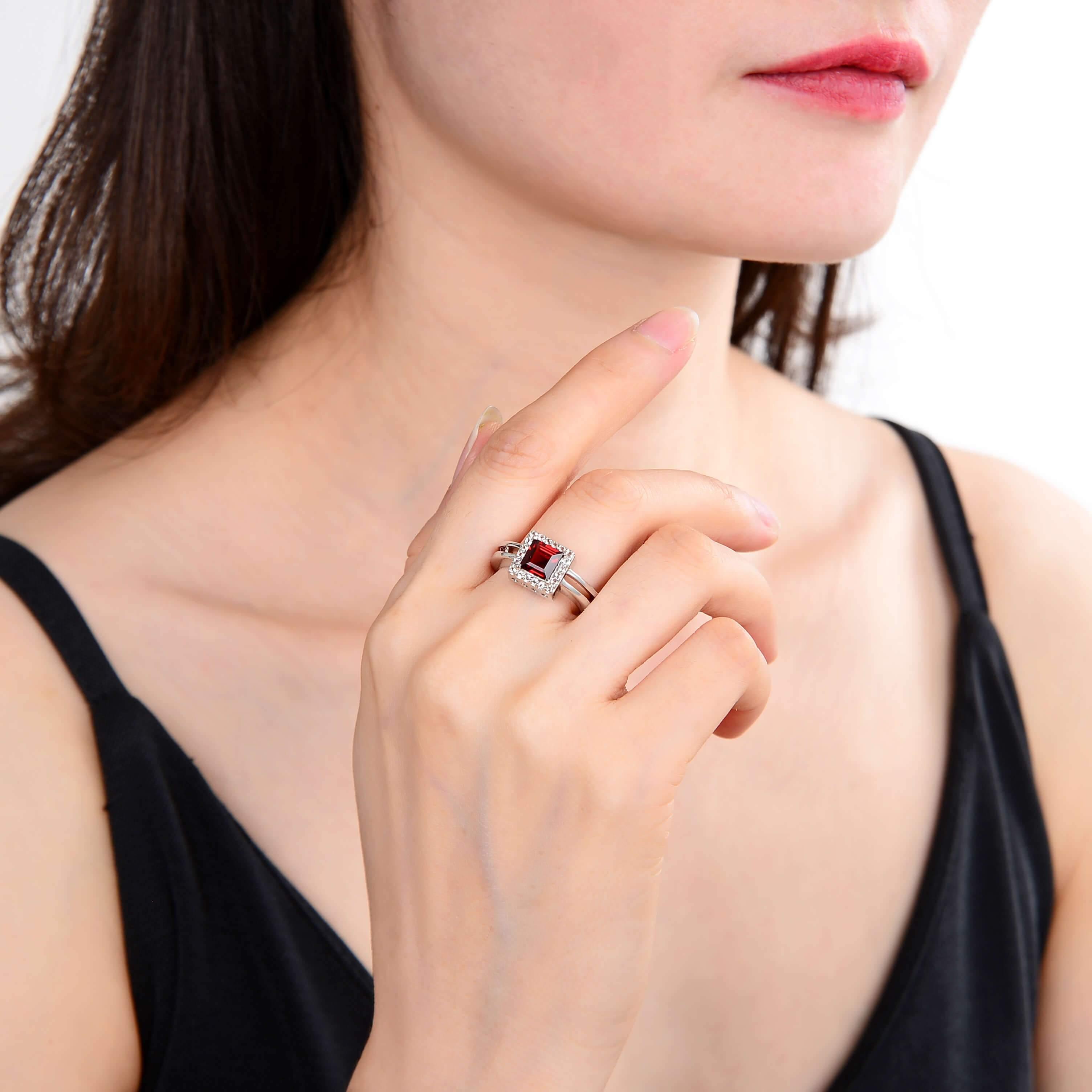 Classic Sterling Silver Garnet and White Topaz Ring.
$ 50 - 100, 6, Square, Garnet, Pyrope/Dark Red, White, White Topaz, 925 Sterling Silver, Halo