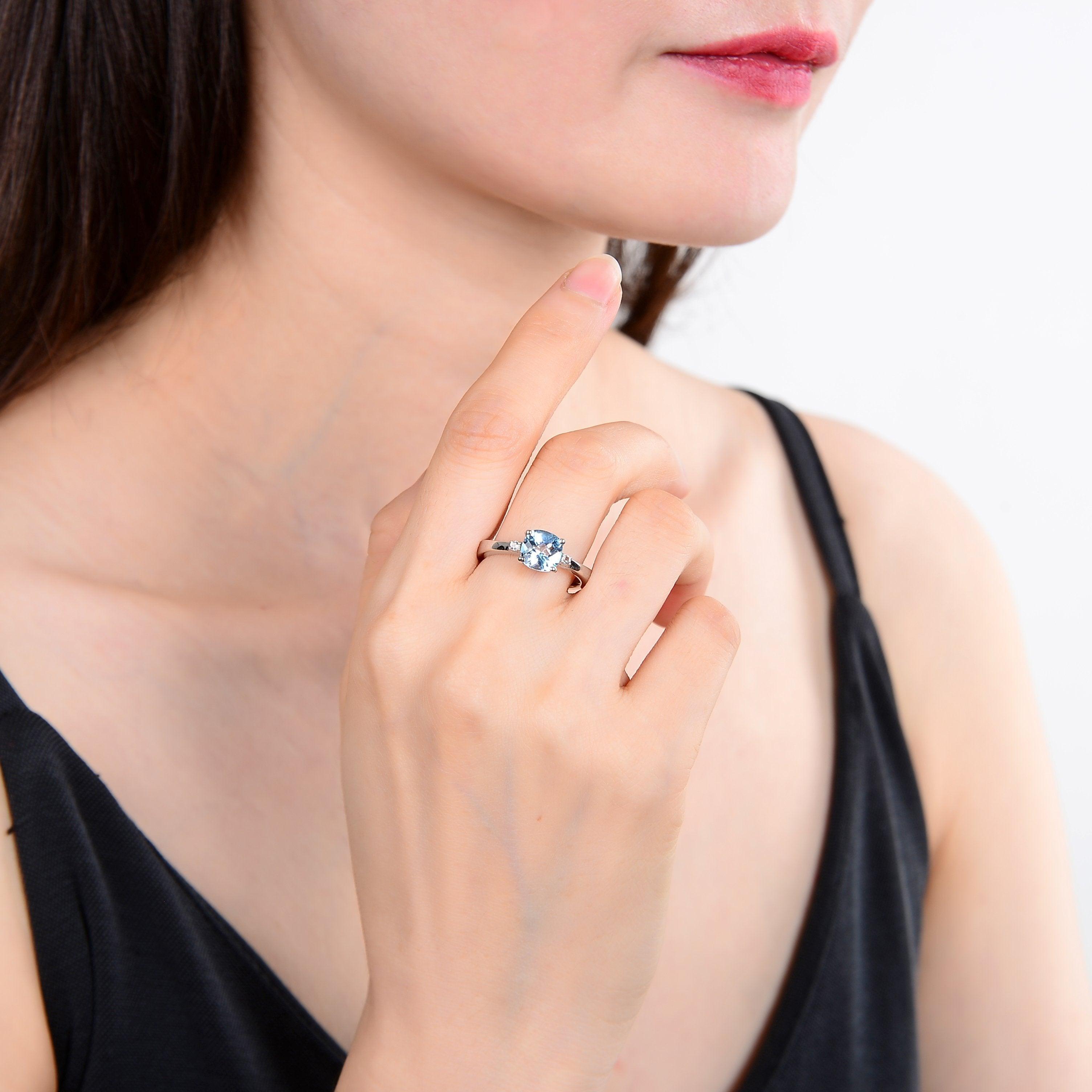 Classic Cushion Blue Topaz Ring.
$ 50 & Under, 6, Blue, Cushion Checkerboard, Blue Topaz, White Topaz, 925 Sterling Silver, Solitair