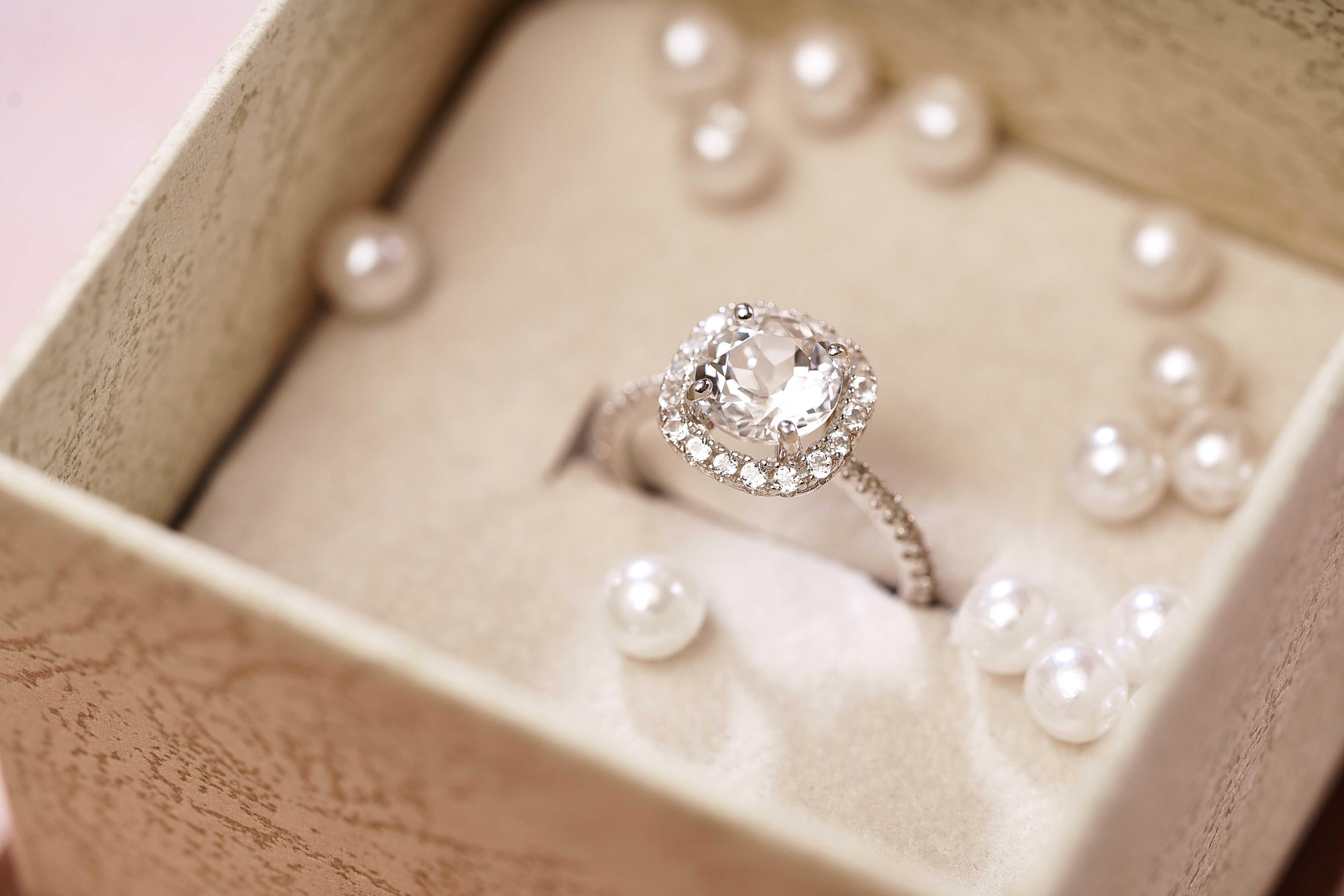 3 Essential Tips for Buying Engagement Rings This Holiday Season - FineColorJewels