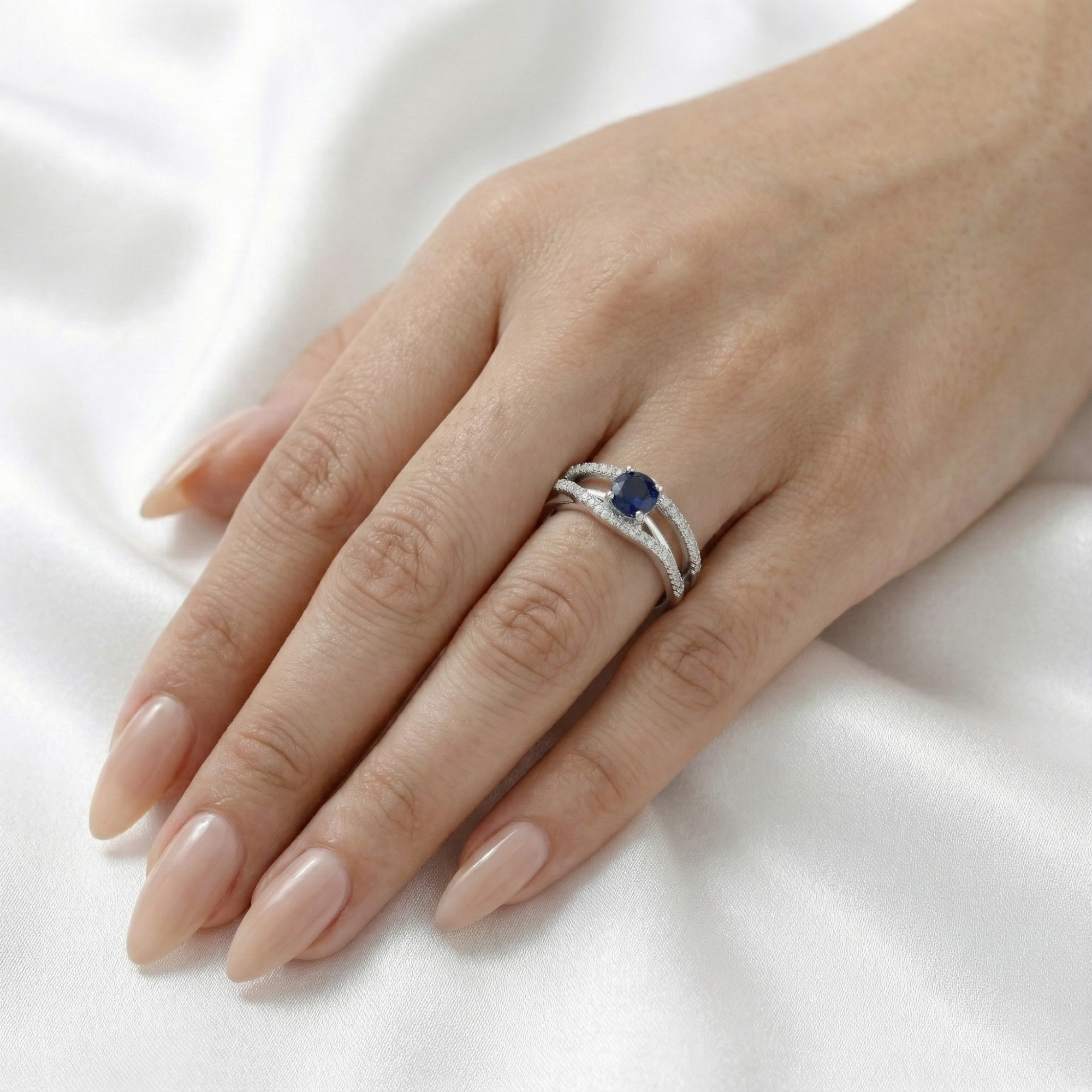 Bague fantaisie à bande fendue en saphir bleu