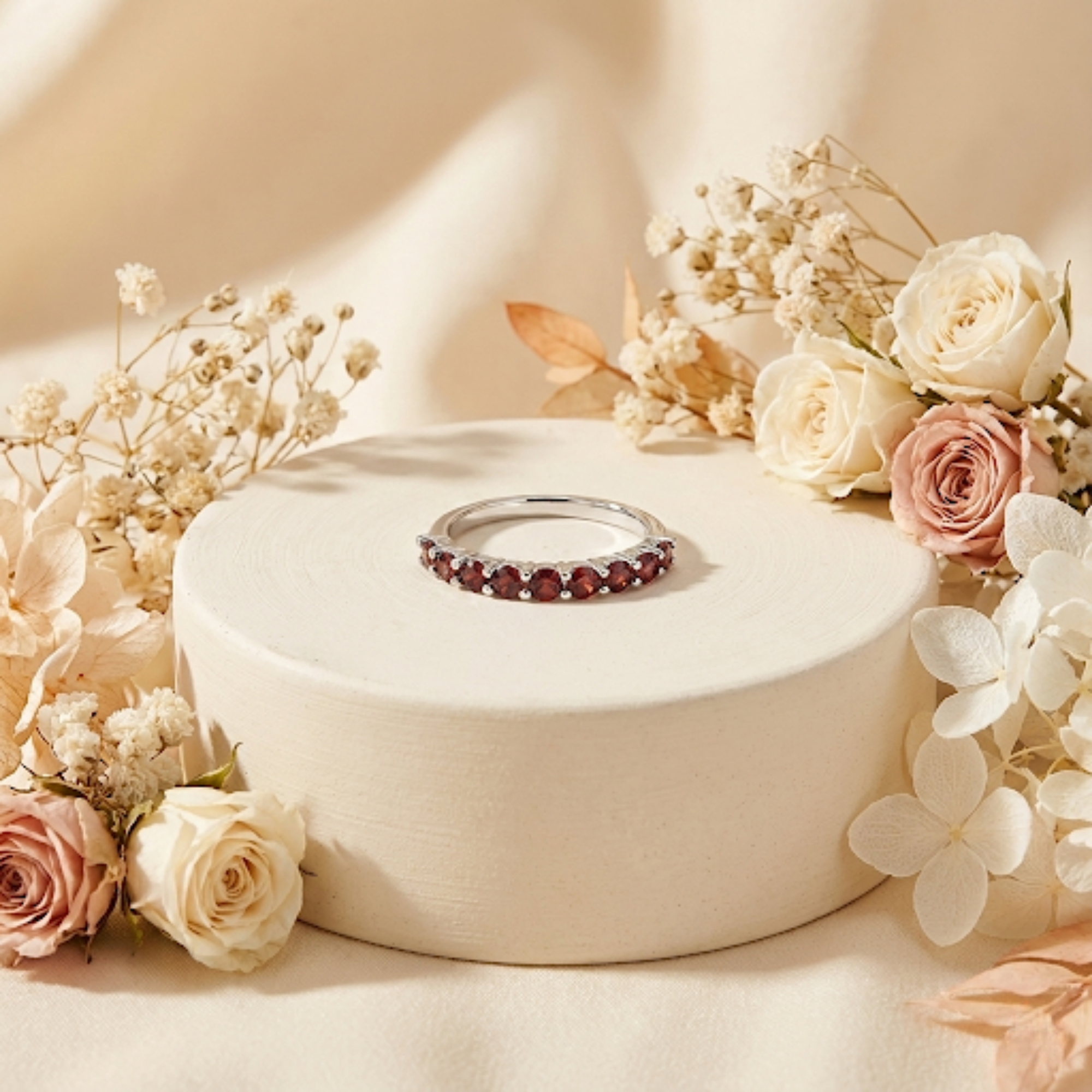 Anillo de media eternidad con granate