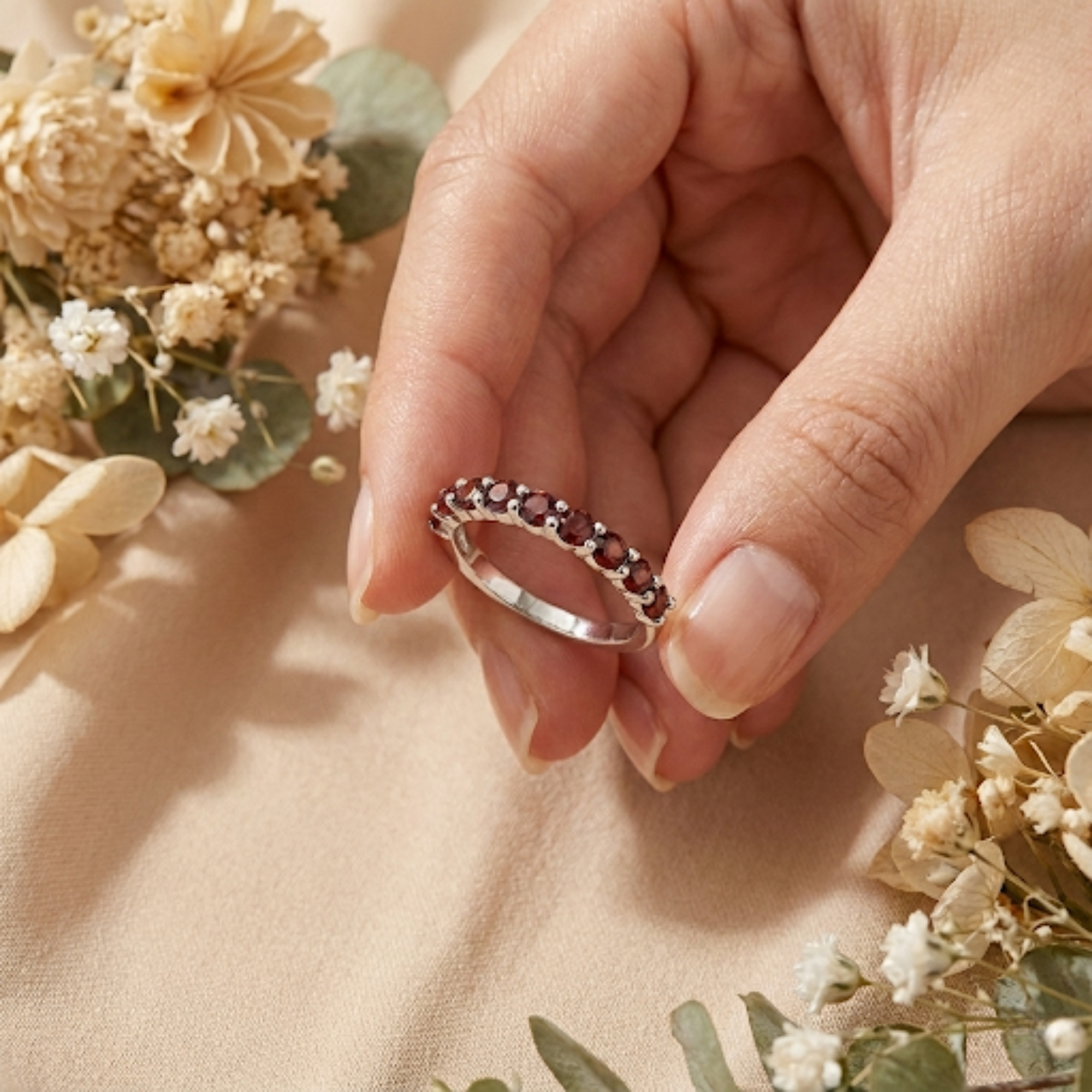 Anillo de media eternidad con granate