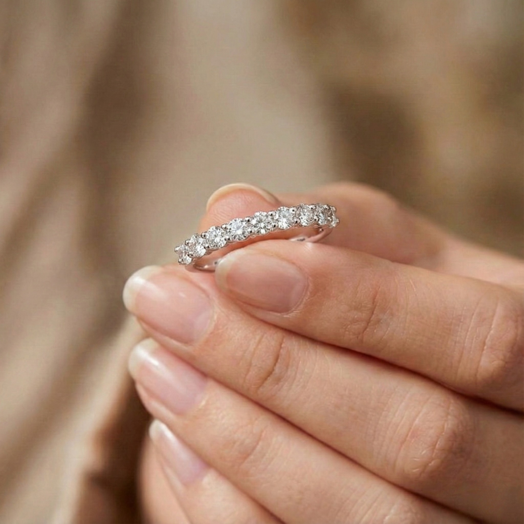 Anillo de moissanita con banda de eternidad de media eternidad