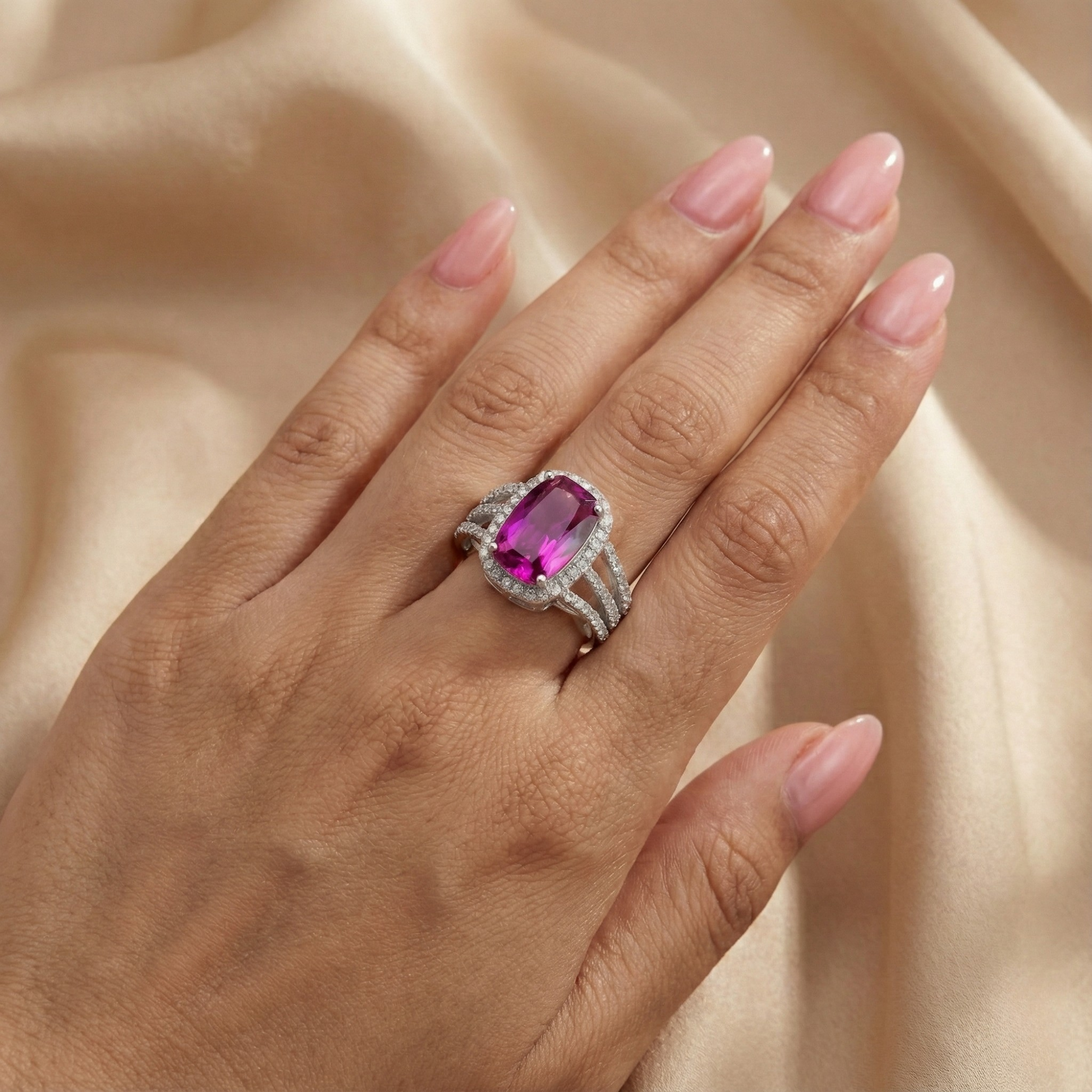 Anillo llamativo con zafiro morado en forma de cojín