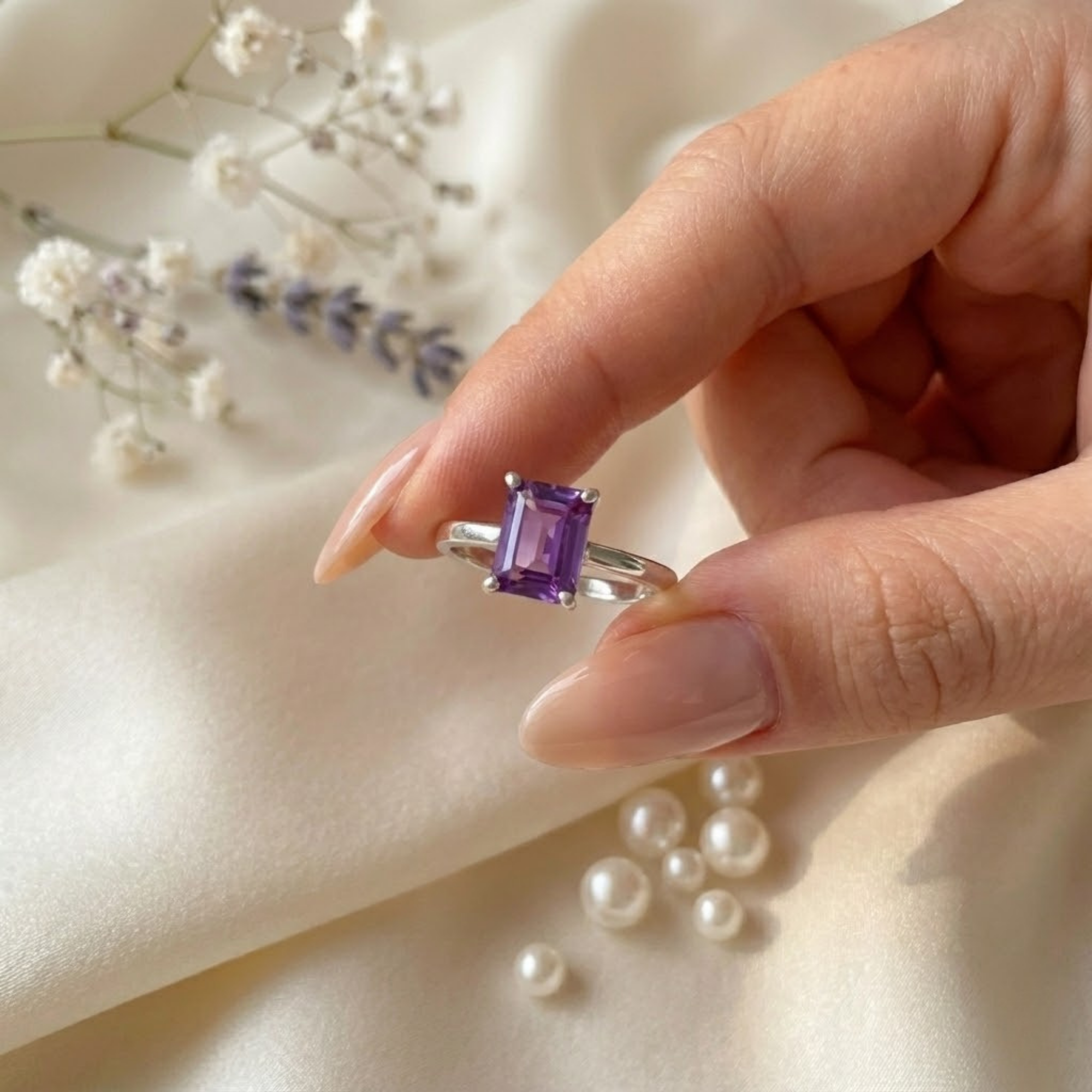 Anillo solitario de amatista con corte esmeralda