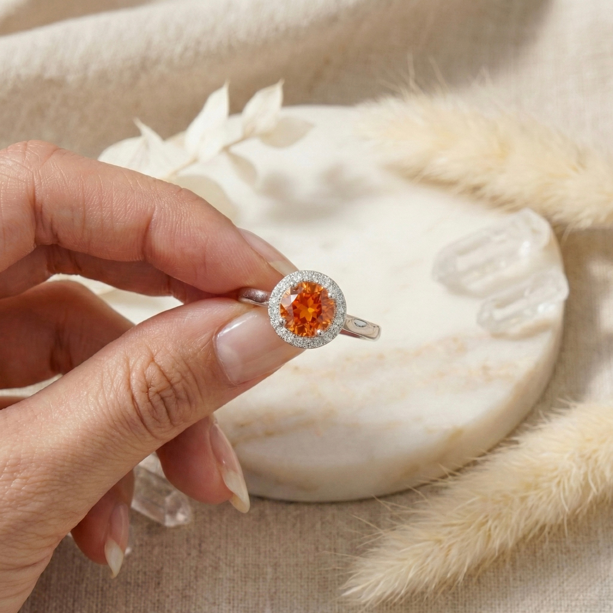 Anillo de halo redondo de zafiro color melocotón